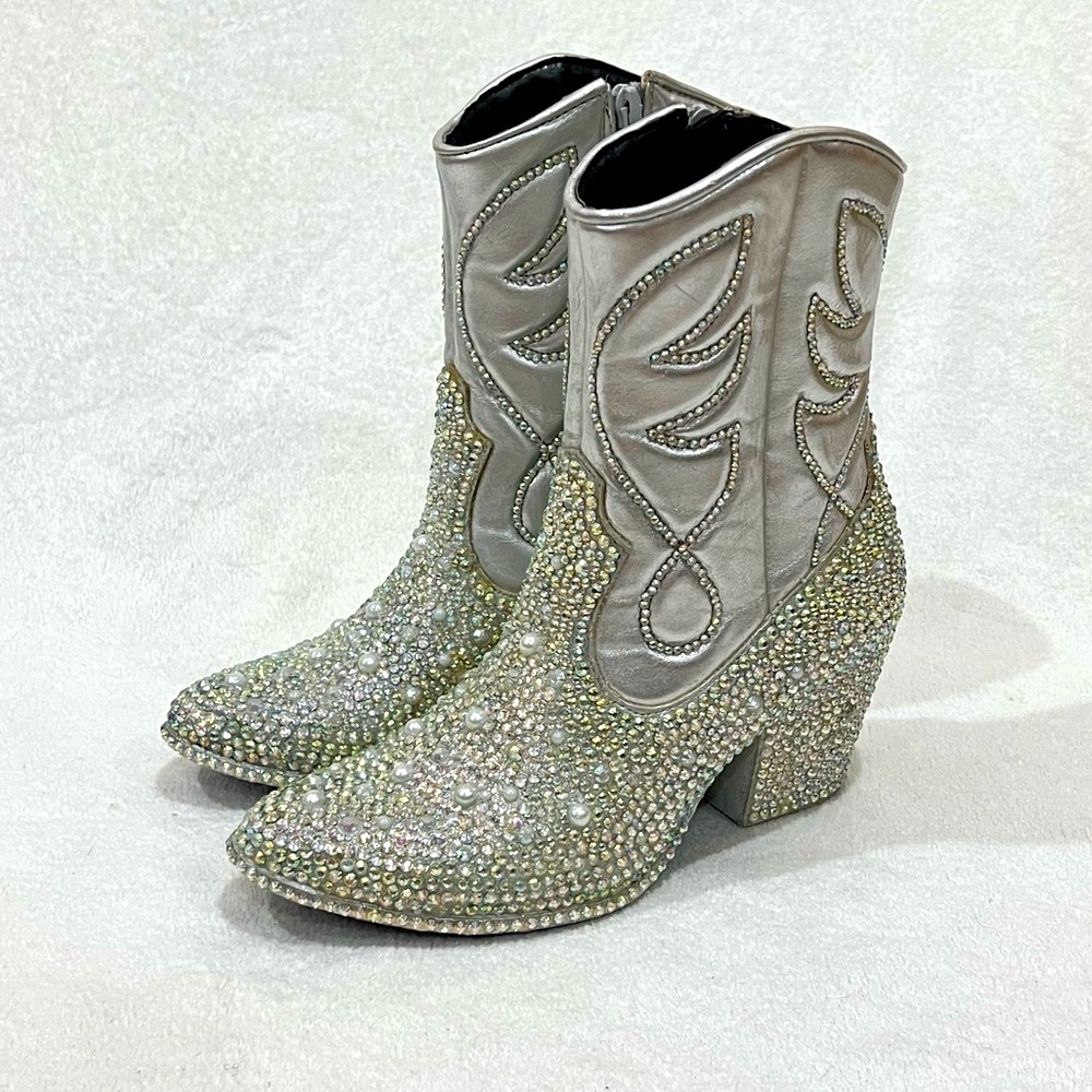 Silver Cowboy Boots Embellished in Iridescent Rhinestones & Pearls Size 8 - Picture 3 of 16